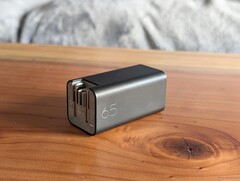 65 W HP adaptörü, taşınabilir bir USB-C şarj cihazından bekleyebileceğimiz neredeyse tüm özelliklere sahip