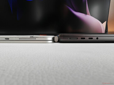 iPad Pro 11 2025 M5 ve Magic Keyboard (solda) vs. Apple MacBook Pro 14 (sağda)