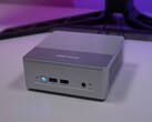 Minisforum X1 Lite mini PC, USB bağlantı noktaları ve güç düğmesi ile ön I/O'yu gösteriyor (Resim kaynağı: YouTube üzerinden ETA Prime)