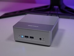 Minisforum X1 Lite mini PC, USB bağlantı noktaları ve güç düğmesi ile ön I/O'yu gösteriyor (Resim kaynağı: YouTube üzerinden ETA Prime)