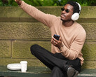Damson Idris Sony'nin henüz piyasaya sürülmemiş kulak üstü kulaklıklarını takıyor.
