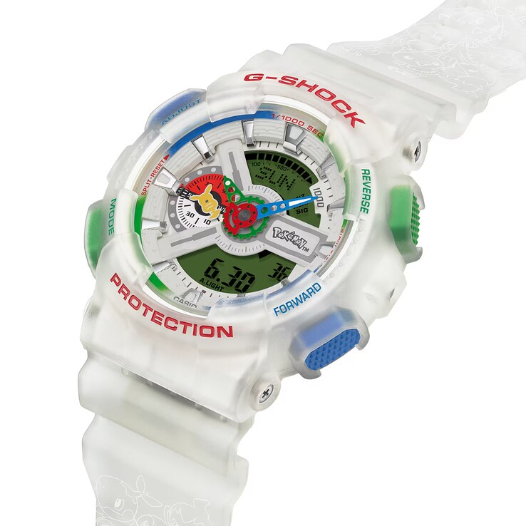 Yarı saydam Casio G-Shock Pokémon GA-110PKM-7A modelinin, büyük kasasını ve renkli düğmelerini öne çıkaran açılı bir görüntüsü.