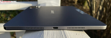 Sağ: hoparlör, USB-C 2.0, hoparlör
