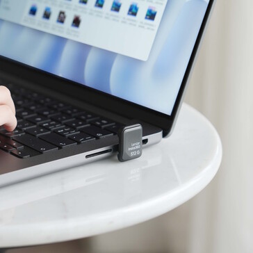 Cihaz bir dizüstü bilgisayara takıldığında hafifçe dışarı çıkar.