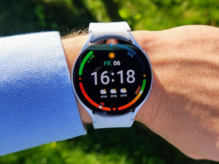 Samsung Galaxy Watch6'nın güneş ışığı altında okunması da kolaydır.