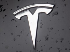 Tesla'nın Otopilot işlevi, sürekli bir incelemeye maruz kalıyor.