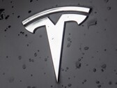 Tesla'nın Otopilot işlevi, sürekli bir incelemeye maruz kalıyor.