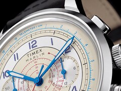 Timex Marlin Neo Classic Chronograph saatinin krem rengi kadranının yakın çekimi; kadran üzerinde mavi ibreler ve Arap rakamları, kırmızı takimetre işaretleri ve dış kenar boyunca mavi telemetre ölçeği yer almaktadır.