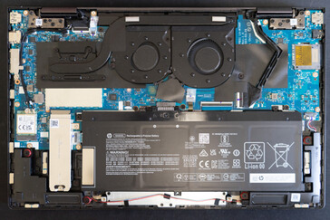 2023 Alt plakasız HP Envy x360 15, dahili bileşenlerin hafifçe yeniden düzenlendiğini gösterir.
