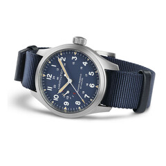Mavi kadranlı Hamilton Khaki Field Power Reserve 40 mm