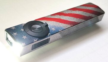 Olight ArkPro Stars & Stripes el feneri, geniş ışık modunda 1.500 lümen ışık verir.