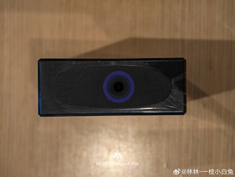 Honor Win 360W şarj cihazının üstündeki DC konektörü