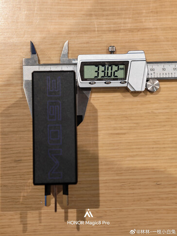 Honor Win 360W şarj cihazının kalınlığı