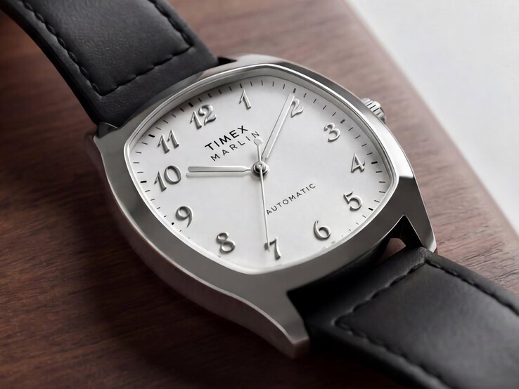 Gümüş tonlu yastık kasa, beyaz kadran, gümüş tonlu Arap rakamları ve siyah deri kayışa sahip Timex Marlin Chatham Automatic