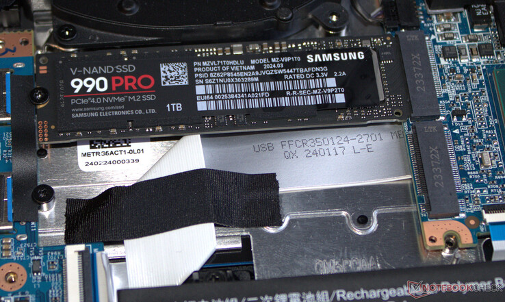 Dizüstü bilgisayar iki adet PCIe-4 SSD barındırabilir.
