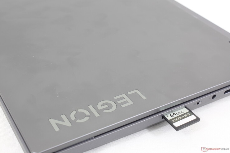 Tamamen takılı SD kart, güvenli olmayan taşıma için uzunluğunun yarısından fazla çıkıntı yapar