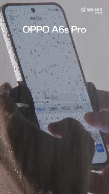 Islak dokunuşlu Oppo A6s Pro telefon.