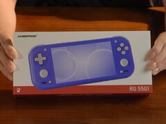 Anbernic RG 55G1, Indigo dahil olmak üzere üç farklı renkte satışa sunulacak.
