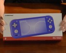 Anbernic RG 55G1, Indigo dahil olmak üzere üç farklı renkte satışa sunulacak.