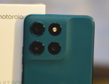 Kamera modülü zarif bir kavisle sorunsuz bir şekilde entegre edilmiştir.