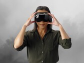 Steam Frame VR başlığını takmış bir oyuncu