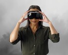 Steam Frame VR başlığını takmış bir oyuncu