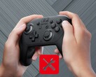 Switch 2 Pro Controller üzerinde sol başparmak çubuğunu hareket ettiren oyuncu