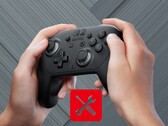 Switch 2 Pro Controller üzerinde sol başparmak çubuğunu hareket ettiren oyuncu