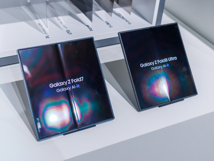 Galaxy Z Fold7 ile karşılaştırıldığında, Fold8 Ultra'nın katlanma kenarı daha düz hale gelmiştir.