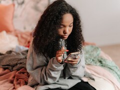 Yatakta akıllı telefon kullanan bir genç, ChatGPT for Teens ve ebeveyn denetimleri için sembolik görsel