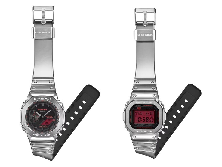 Casio G-Shock GM-2100YRA-8A (solda) ve GM-5600YRA-8 (sağda) saatler