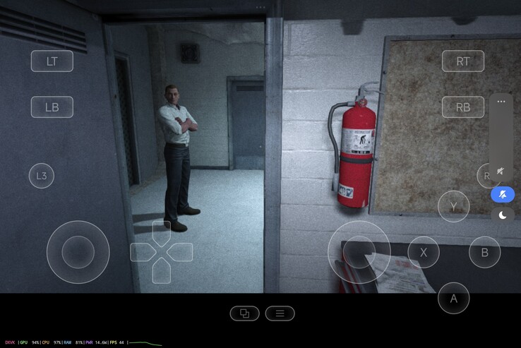 Sol alttaki oyun içi yer paylaşımında Outlast'ın 40 FPS'nin üzerine çıkabildiğini görebilirsiniz. (Ekran görüntüsü: Marc Zander, Notebookcheck)