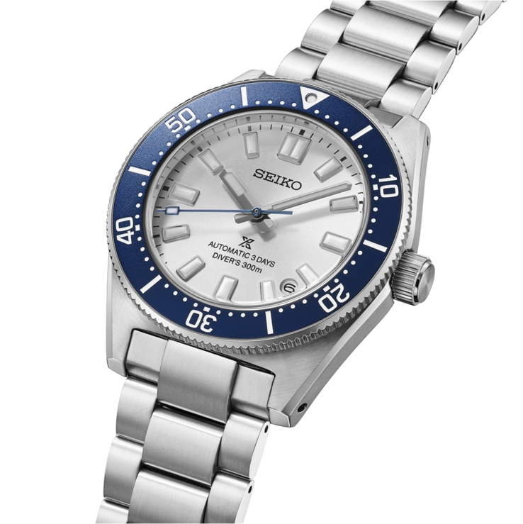 seiko Prospex HBB001 dalış saatinin çift tonlu mavi çerçeveli, gümüş-beyaz kadranlı ve paslanmaz çelik bilezikli önden görüntüsü.