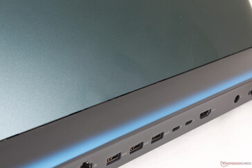 Arka soğutma bölümü, Alienware 18'in çok ağır ve büyük boyutundan sorumludur