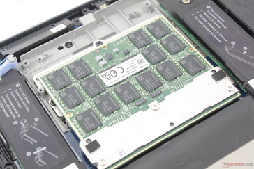 isı dağıtıcı çıkarılmış 128 GB CAMM2 RAM