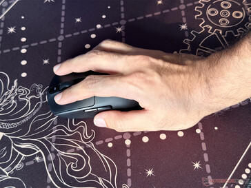 Akko Dash Ultra ile avuç içi tutuşu