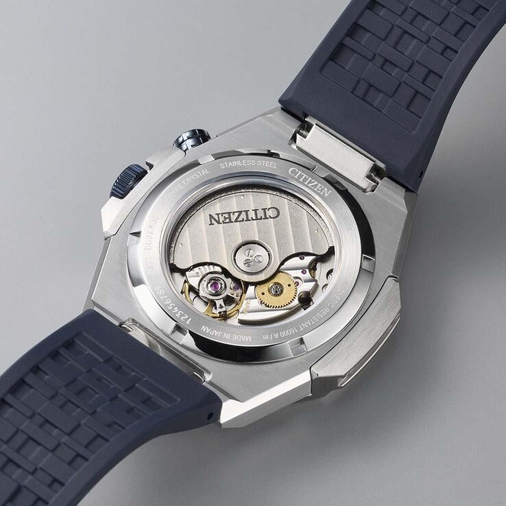 Citizen'in Caliber 9051 otomatik mekanizması şeffaf kasa arkasından görülebilir.