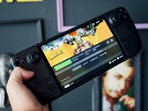 Steam Deck OLED'i tutan bir el