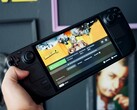 Steam Deck OLED'i tutan bir el