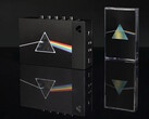"We Are Rewind x Pink Floyd" koleksiyoncu kutusu seti, sınırlı sayıda üretilmiş bir kaset çalar ve "The Dark Side of the Moon" albümünün 50. yıl dönümü sürümünü içerir.