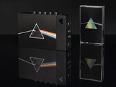 "We Are Rewind x Pink Floyd" koleksiyoncu kutusu seti, sınırlı sayıda üretilmiş bir kaset çalar ve "The Dark Side of the Moon" albümünün 50. yıl dönümü sürümünü içerir.