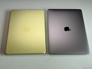 MacBook Neo (solda) vs. MacBook Air M1 (sağda)