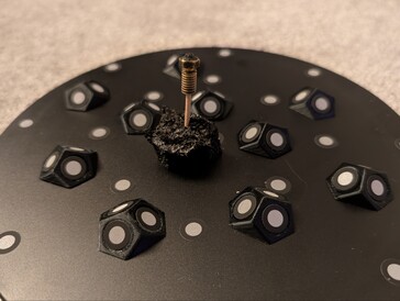 İşaretleyicili döner tabla üzerinde kırık nozul