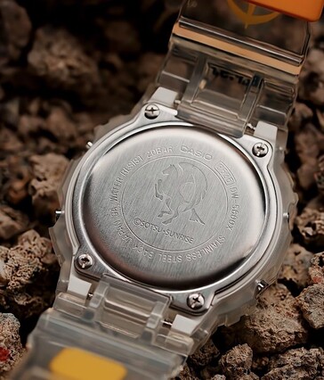 Şeffaf G-Shock x Mobile Suit Gundam'ın kasa arkasına kazınmış Beyaz Üs filosunun Pegasus işaretini gösteren arka açılı görünümü.