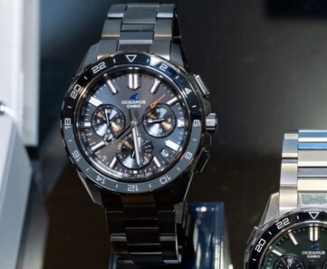 DLC kaplamalı kasası, siyah kadranı ve 24 saatlik çerçeveyle önden gösterilen Casio Oceanus OCW-P3000 siyah saat.