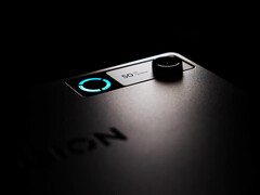 Y700 Gen 5 oyun tableti iOS cihazlar arası bağlantı özelliğine sahiptir. Resimde: tabletin arka kısmının bir bölümünü gösteren bir tanıtım fotoğrafı.