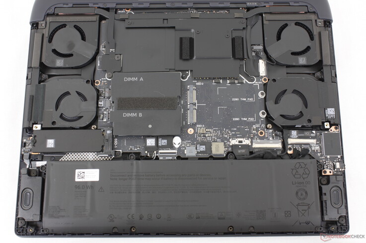 karşılaştırma için 2025 Alienware 16 Area-51. İç kısımlarda büyük bir değişiklik yok