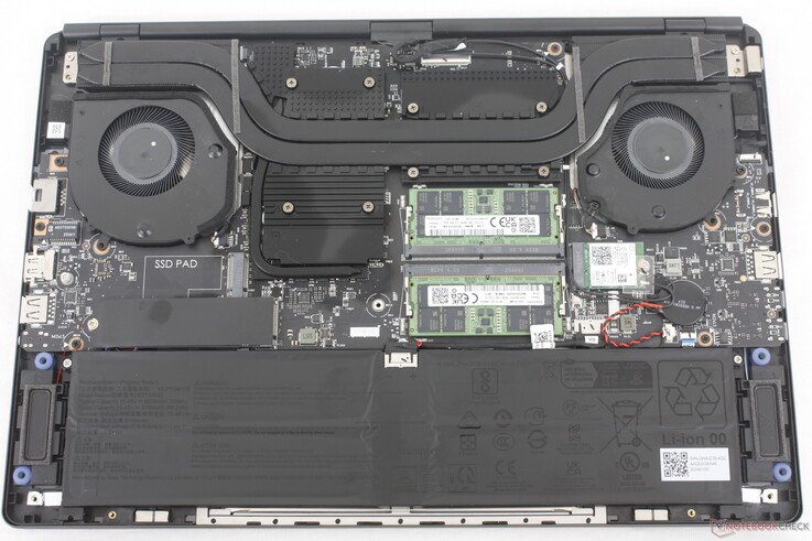 2026 Stealth 16, iki adede kadar PCIe4 x4 NVMe 2280 SSD'yi ve iki DDR5 SODIMM modülünü destekler.
