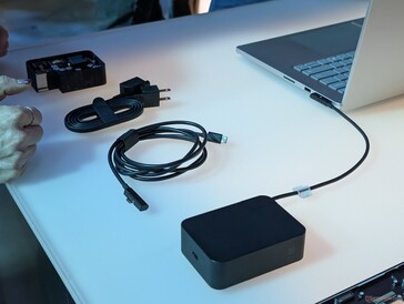 Manyetik USB-C kablosu ters çevrilerek kullanılabilir; ancak yalnızca bir ucu manyetiktir. Manyetik uç, diğer cihazlar için evrensel bir USB-C şarj cihazı işlevi görmek üzere AC adaptörüne bağlanabilir