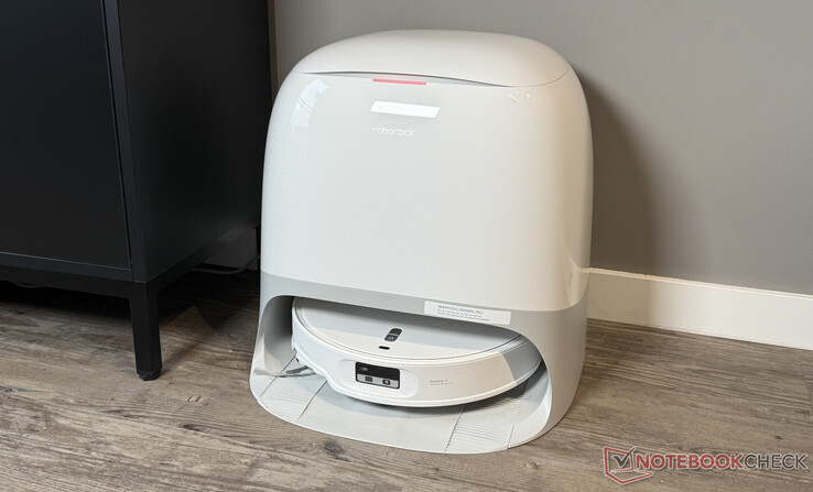 Roborock Qrevo Curv 2 Pro istasyonunda şarj oluyor